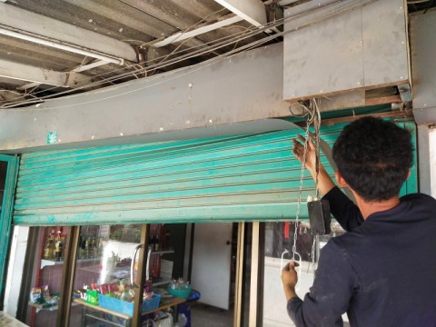 รับติดตั้งและซ่อมประตูเหล็กม้วนราคาโรงงาน