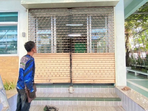 รับเปลี่ยนประตูเหล็กยืดเป็นประตูเหล็กม้วน