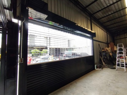 รับติดตั้งประตูม้วนแบบครึ่งโปร่งครึ่งทึบ